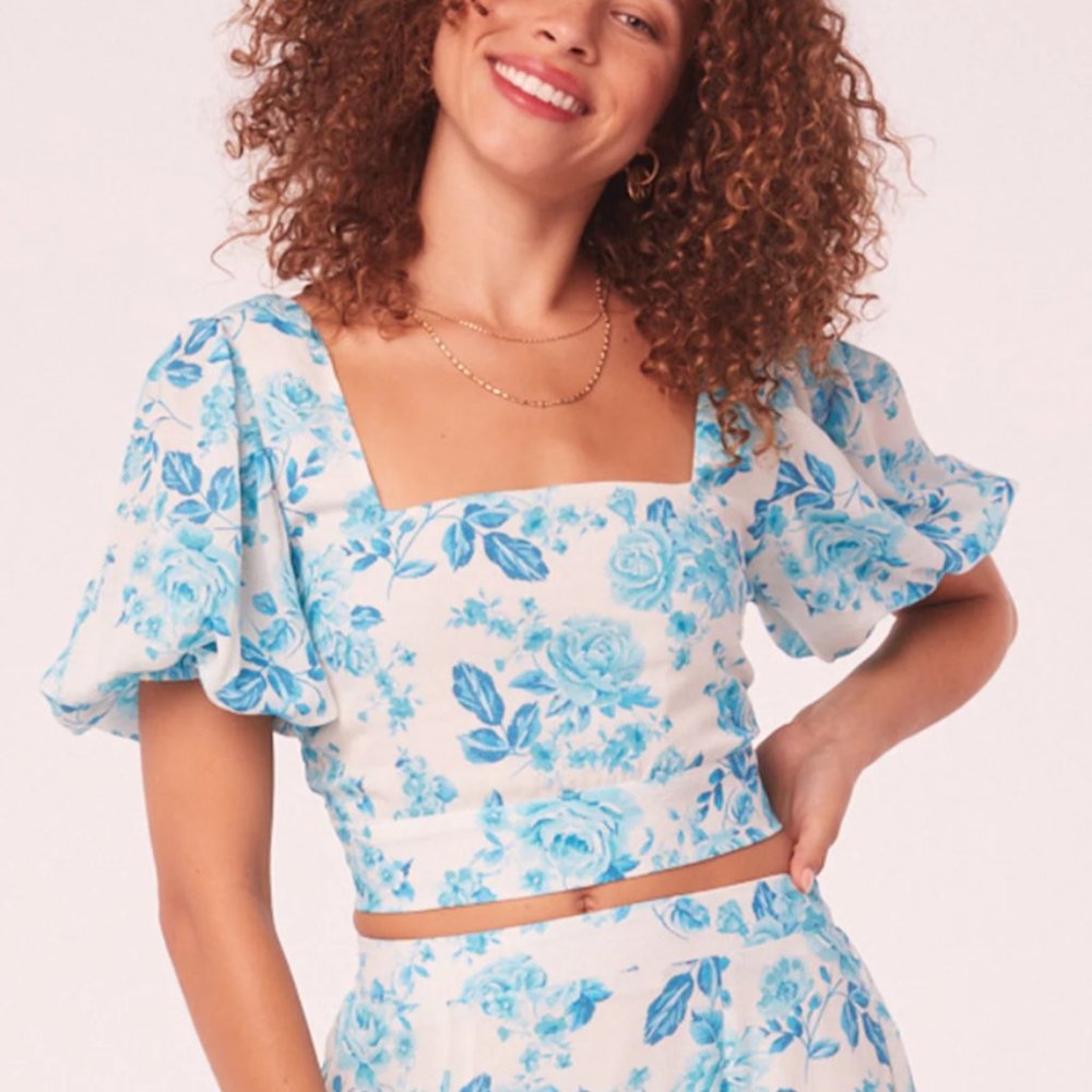 Band of Gypsies Floral blouse w/ keyhole back detail & puffed sleeves. NWT